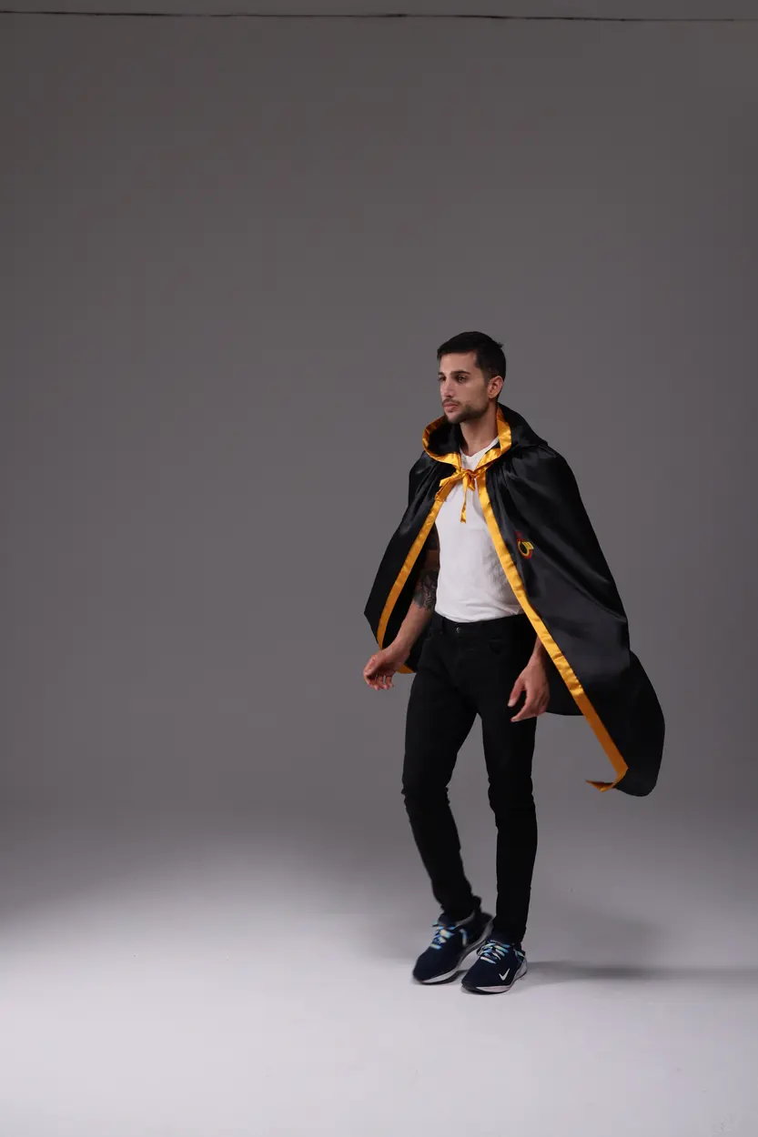 Pelerinli model yürürken