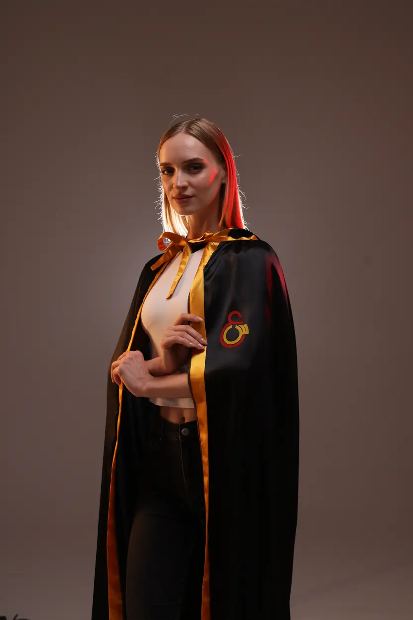 Pelerinli model, sıcak ışık