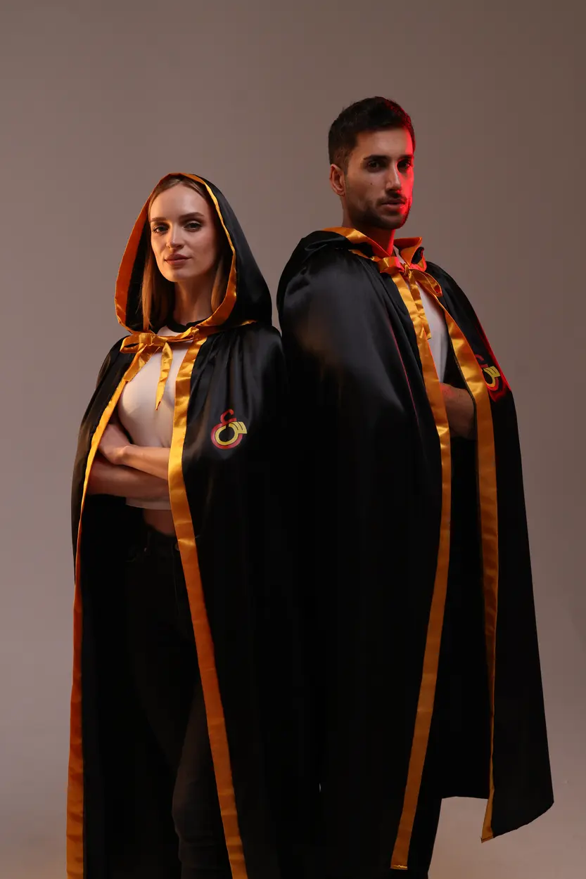 Pelerinli iki model, stüdyo