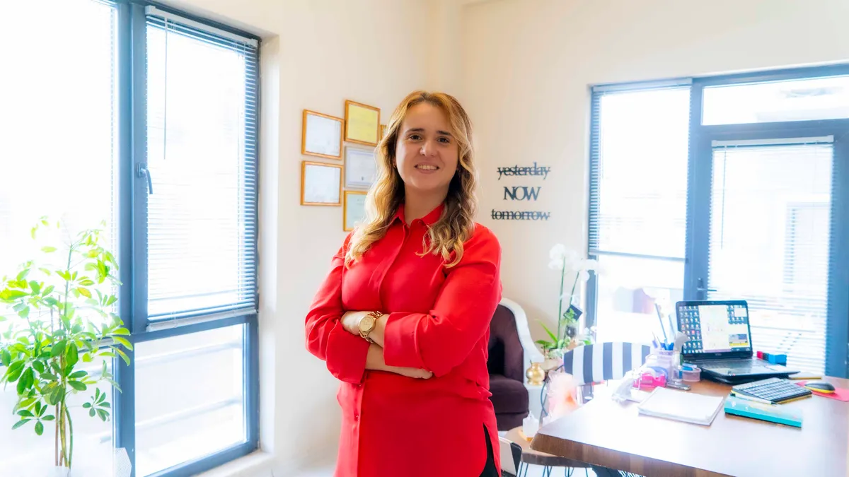 FER danışmanı ofiste
